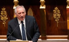 Френският премиер прокара бюджета, но не е ясно дали може да направи нещо повече