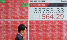 Акциите поевтиняват, тъй като данните от Китай натежаха върху настроенията