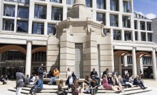 Акциите в здравеопазването и на автомобилните производители са отличниците днес