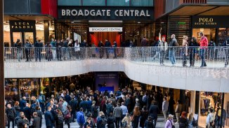 Британците се готвят за последен летящ празничен период след новия бюджет