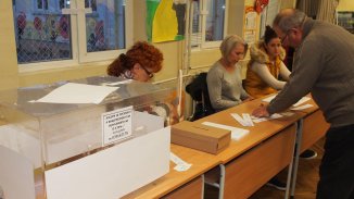 Change or post-democracy:  (im)possible citizen trust for parties and leaders