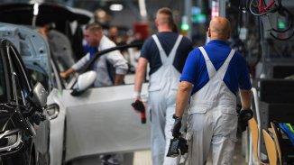 Автомобилното производство дърпа германската индустрия назад