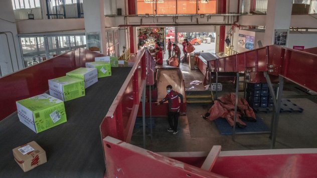 Вторият най голям магазин за онлайн продажби в Китай JD com намалява