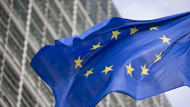 Знамето на ЕС пред сградата на ЕК в Брюксел. Снимка: Jasper Juinen/Bloomberg