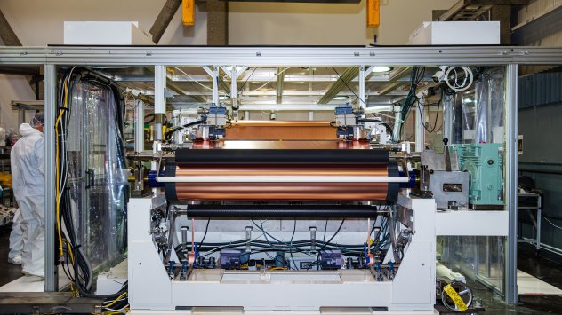 Медно фолио в завода за рециклиране на батерии на Redwood Materials в Невада. Компанията е един от нарастващия брой рециклиращи предприятия, чиито техники могат да помогнат за намаляване на екологичния отпечатък на електромобилите. Снимка: Емили Нахера/Bloomberg