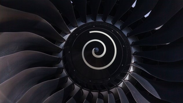 Директор в Rolls-Royce Holdings Plc, която осигурява двигатели за самолетите