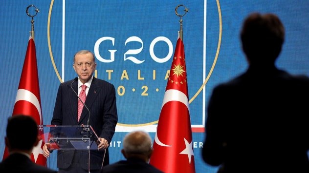 По време на смяната си като устен преводач във фабрика