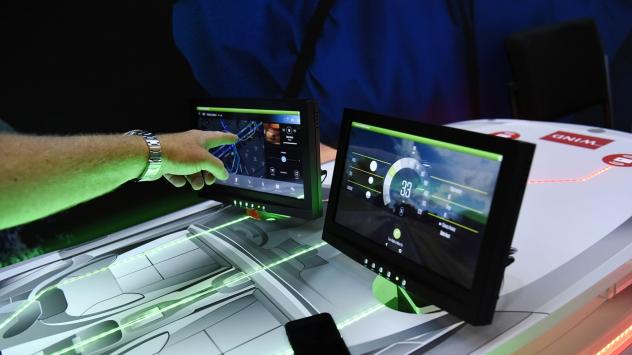 Продавач показва софтуер на кола по време на изложение Снимка: Michael Short/Bloomberg