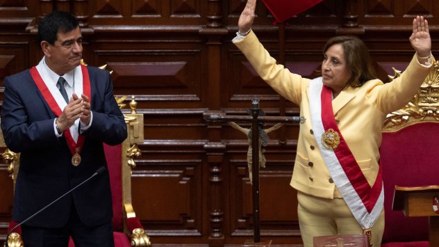Шестият президент на Перу за последните четири години започва първия