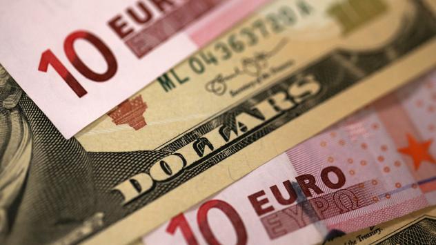 Евро и щатски долари. Photographer: Simon Dawson/Bloomberg