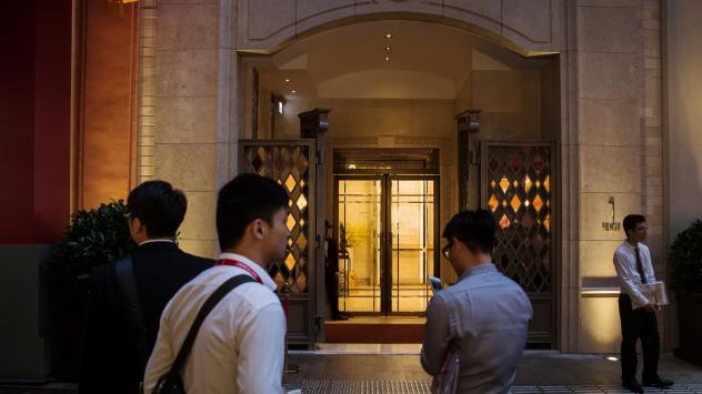 Агенти на недвижими имоти в Хонконг, Китай. Снимка: Billy H.C. Kwok/Bloomberg