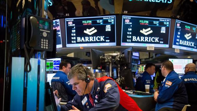 Търговци на акции на пода на Нюйоркската фондова борса, 22 февруари 2016 г., Ню Йорк, САЩ. Фотограф: Michael Nagle, Bloomberg