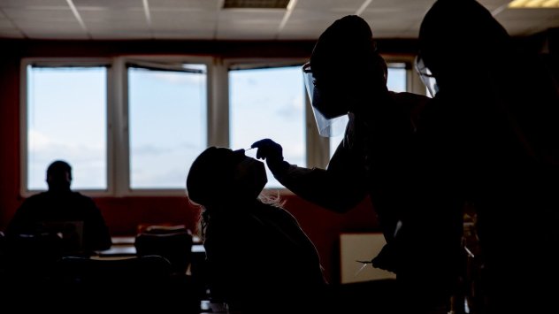 Компаниите в ЕС се въздържат от изискване задължителни ваксини, в САЩ ги приемат