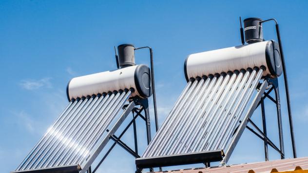 Слънчеви панели нагряват вода Снимка: Waldo Swiegers/Bloomberg