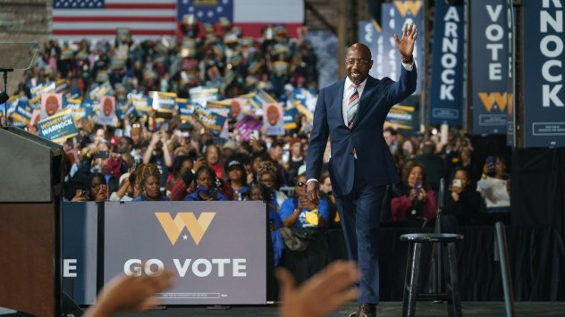 Сенаторът демократ Рафаел Уорнок спечели преизбирането на втория тур на