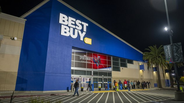 Купувачи чакат на опашка пред магазин Best Buy на Черния петък в Юниън Сити, Калифорния, на 24 ноември 2023 г. Снимка: Дейвид Пол Морис/Bloomberg
