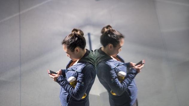 Клиентка разглежда своя iPhone пред витрината на магазин на Apple Inc. Сан Франциско, Калифорния, САЩ. 22.09. 2017. Снимка: David Paul Morris/Bloomberg