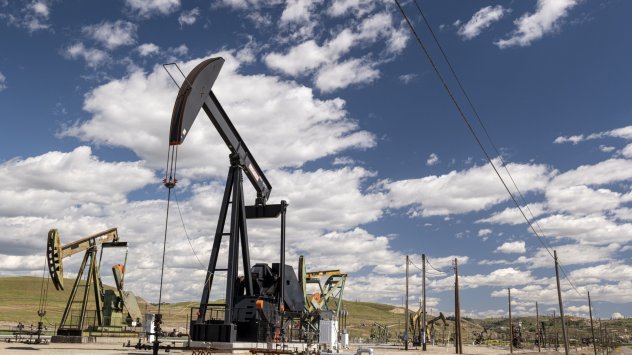Петролът се оттегли от най високото ниво от 2014 г