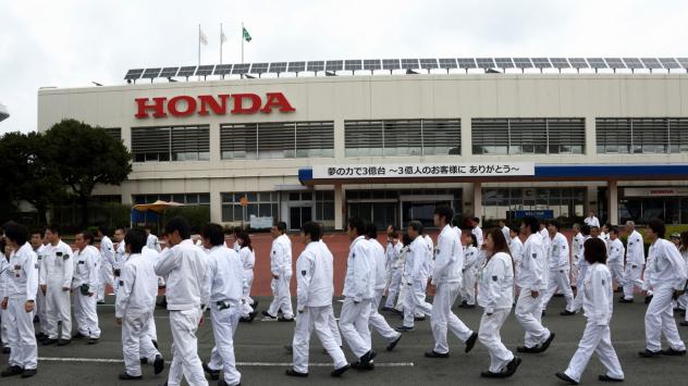 Работници на Honda пред фабриката Kumamoto в Озу, префектура Кумамото, Япония, 25 ноември 2014. Photographer: Tomohiro Ohsumi/Bloomberg
