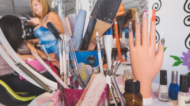 Лампите използвани за изсушаване на лака за нокти излъчват ултравиолетова
