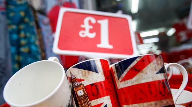 Чаши с британския флаг в магазин за сувенири в Лондон. 4 март 2017. Photographer: Luke MacGregor/Bloomberg 