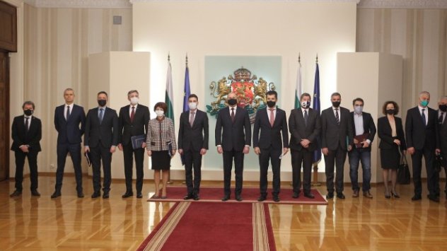 Президентът Румен Радев и министър председателят Кирил Петков съобщиха че ще