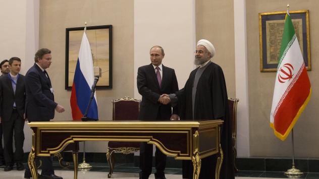 Президентът на Русия Владимир Путин и президентът на Иран Хасан Рухани по време на форум на страните износителки на газ, 23.11.2015. Снимка: Simon Dawson/Bloomberg