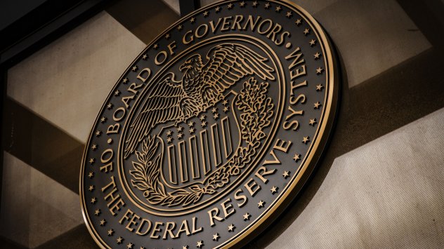 Лекият суров петрол и повечето цени на суровините може и