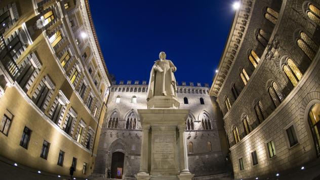 Централата на Monte dei Paschi di Siena. Сиена, Италия. Photographer Alessia PierdomenicoBloomberg