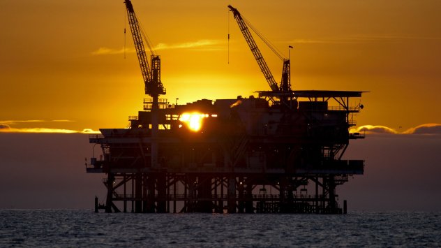 Петролът стартира септември със спад, тъй като опасенията, че глобалното