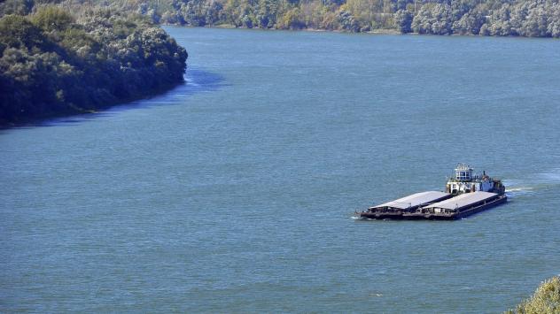 Баржа, пренасяща жито, плава по р. Дунав край Панчево, Сърбия Снимка: Oliver Bunic/Bloomberg