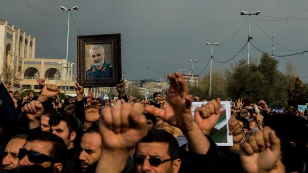 Хиляди хора участваха в погребалното шествие за Солеймани. Снимка: Ali Mohammadi/Bloomberg