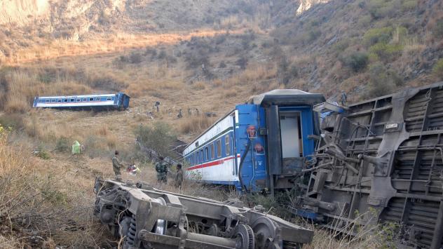 Дерайлирал влак в Пакистан Снимка: Muzammil Pasha/Bloomberg News