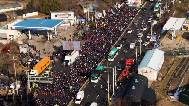 Южна Корея нареди на стачкуващите шофьори на камиони в нефтохимическия