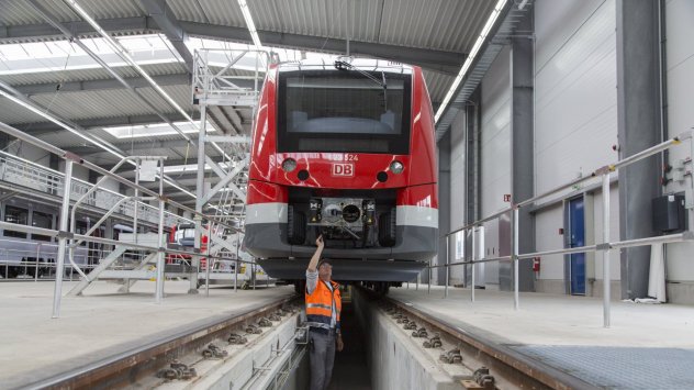 Двама служители на германската държавна компания Deutsche Bahn заявиха че