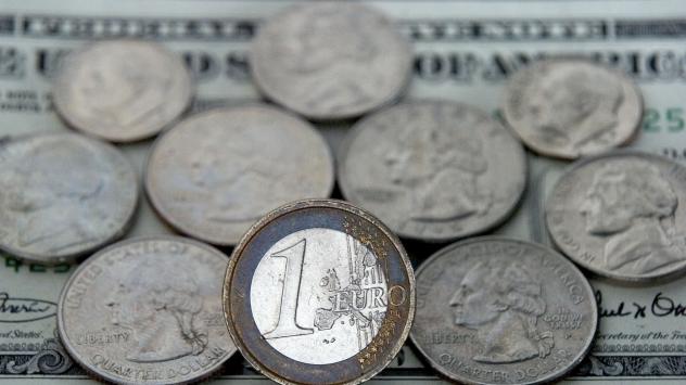 Евромонети и банкнота от 1 долар. Photographer: Daniel Acker/Bloomberg News