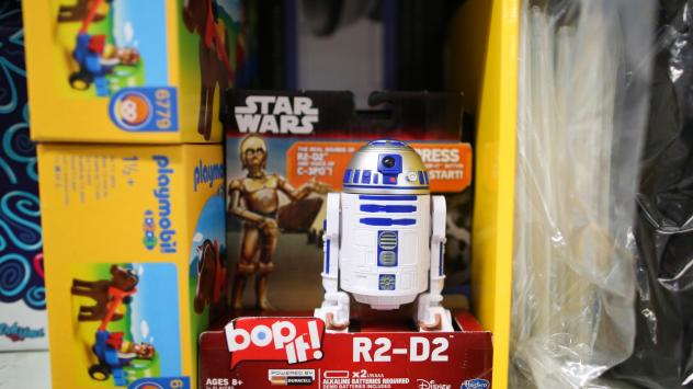 Играчка-робот R2D2 чака в склад на Amazon във Великобритания за доставка. 25 ноември 2015.Photographer: Chris Ratcliffe/Bloomberg