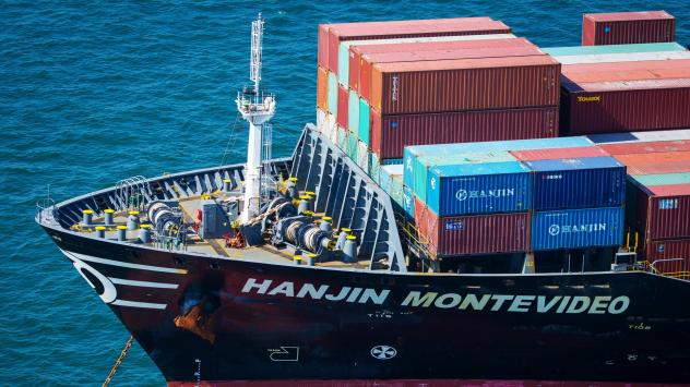 Контейнеровоз на Hanjin Shipping Co. стои закотвен в залива Лонг Бийч, Калифорния; Photographer: Tim Rue/Bloomberg