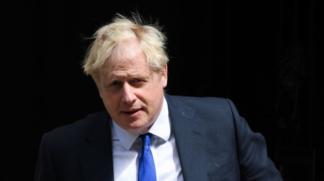 Борис Джонсън отчаяно се е вкопчил във властта след като