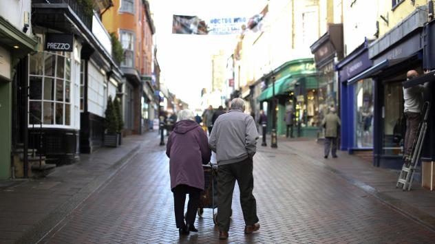 Възрастна двойка се разхожда в центъра на Бъри Сейнт Едмънтс, Великобритания Снимка: Chris Ratcliffe/Bloomberg