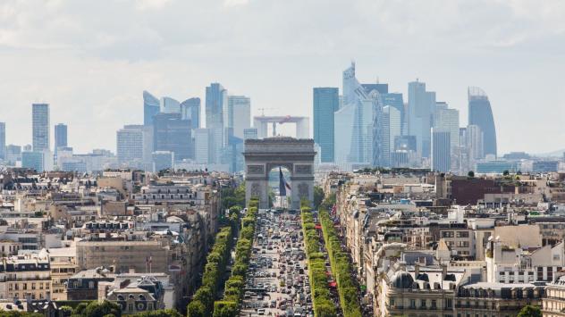Бул. Шан-з-Елизе, Триумфалната арка и квартал Дефанс в Париж, Франция. Photographer: Christophe Morin/Bloomberg