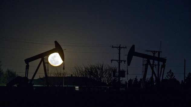 Цената на петрола се покачи, тъй като инвеститорите прецениха перспективите