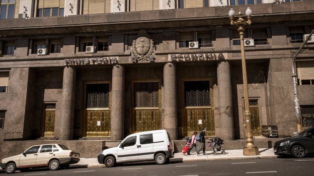 Сметките в песо на Аржентина се обезценяват толкова бързо докато