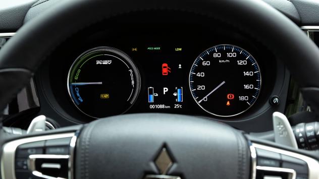 Емблемата на Mitsubishi на волан на модела Outllander PHEV. Снимка: Yuriko Nakao/Bloomberg