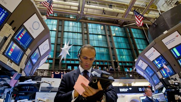 Трейдър на пода на New York Stock Exchange (NYSE)  