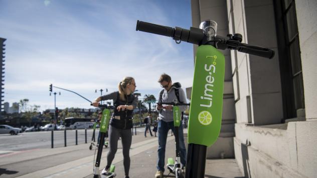 Lime предлага първата услуга за споделено пътуване в микромобилността на София. Снимка: David Paul Morris/Bloomberg