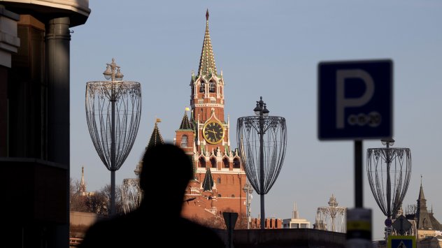 Руските акции паднаха най много от март 2020 г а рублата
