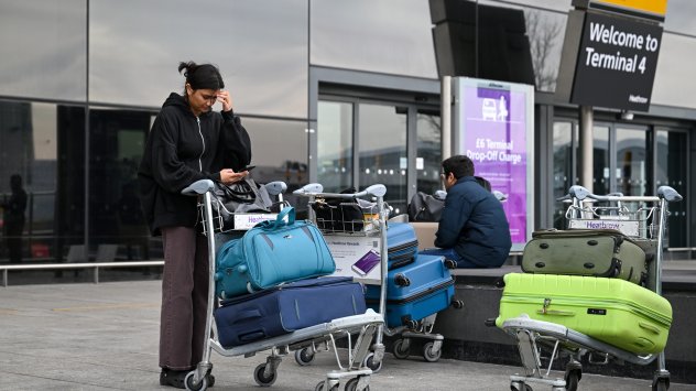 Пътници пред Терминал 4 на летище Хийтроу в Лондон на 21 март. Снимка: Bloomberg LP