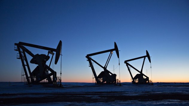 Петролът се колебаеше над 107 долара за барел докато инвеститорите