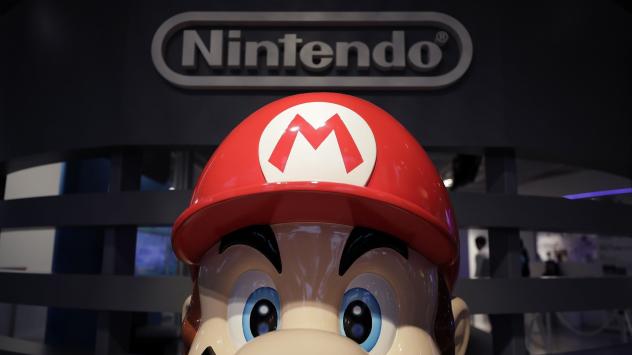 Статуя на Super Mario и лого на Nintendo Снимка: Kiyoshi Ota/Bloomberg